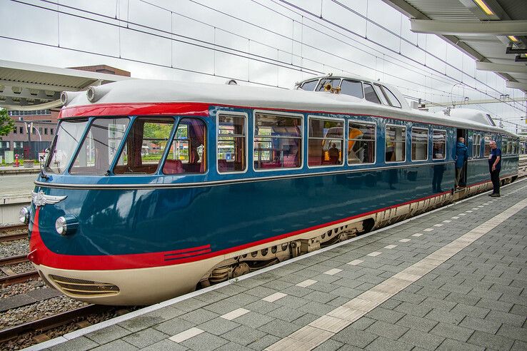 In beeld: Zeldzame gast op station Zwolle, ‘De Kameel’ trekt volop bekijks