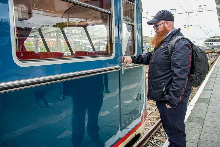 In beeld: Zeldzame gast op station Zwolle, ‘De Kameel’ trekt volop bekijks