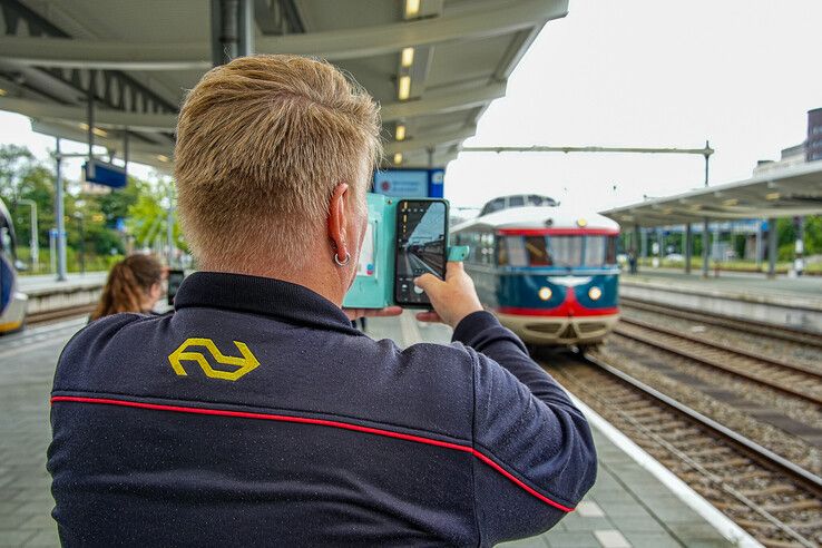 In beeld: Zeldzame gast op station Zwolle, ‘De Kameel’ trekt volop bekijks