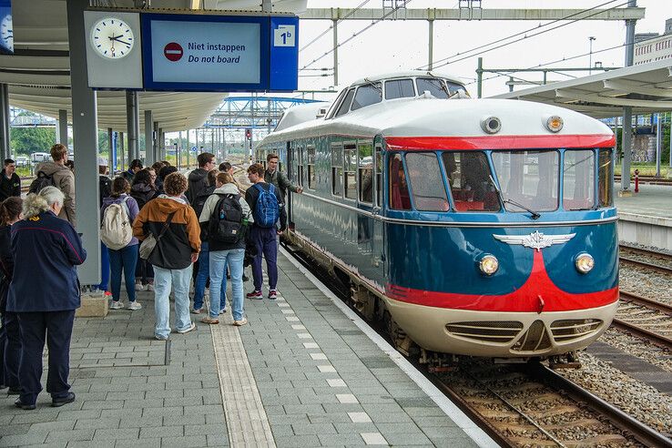In beeld: Zeldzame gast op station Zwolle, ‘De Kameel’ trekt volop bekijks