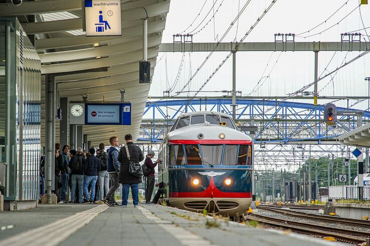 In beeld: Zeldzame gast op station Zwolle, ‘De Kameel’ trekt volop bekijks
