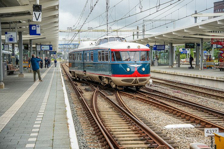 In beeld: Zeldzame gast op station Zwolle, ‘De Kameel’ trekt volop bekijks