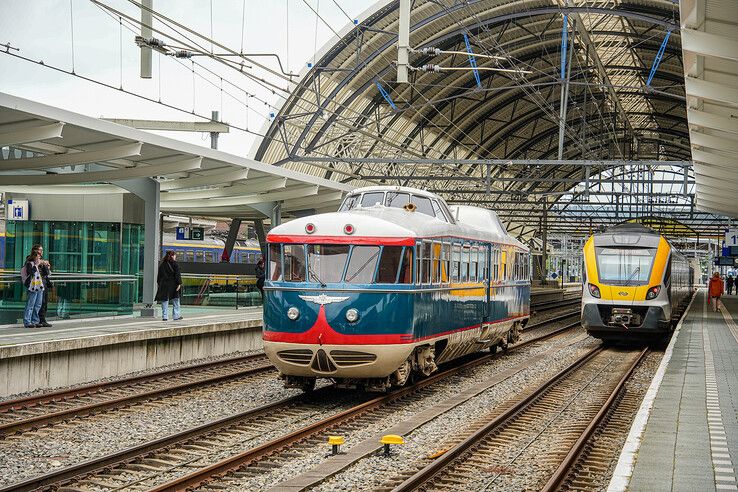 In beeld: Zeldzame gast op station Zwolle, ‘De Kameel’ trekt volop bekijks