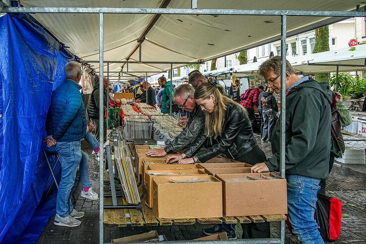 In beeld: Ondanks de regen drukte op platenbeurs in Zwolle