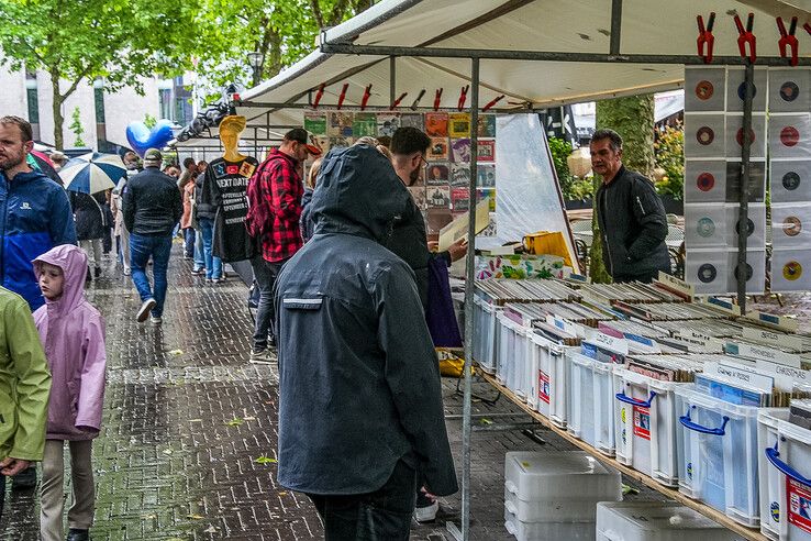 In beeld: Ondanks de regen drukte op platenbeurs in Zwolle