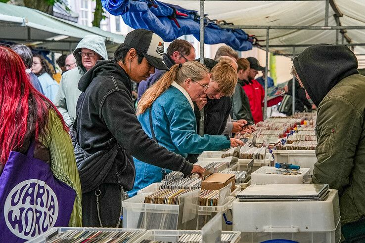 In beeld: Ondanks de regen drukte op platenbeurs in Zwolle