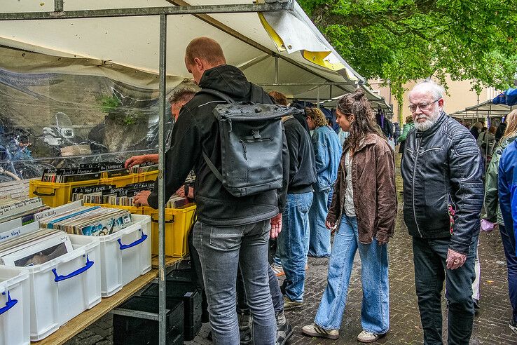 In beeld: Ondanks de regen drukte op platenbeurs in Zwolle