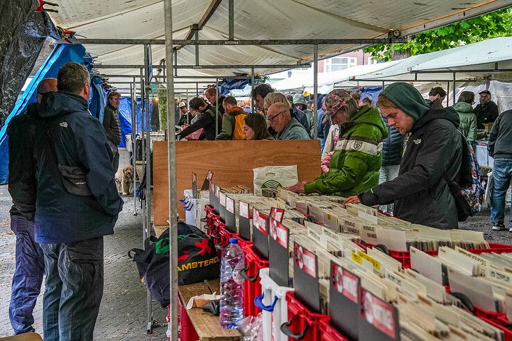 In beeld: Ondanks de regen drukte op platenbeurs in Zwolle
