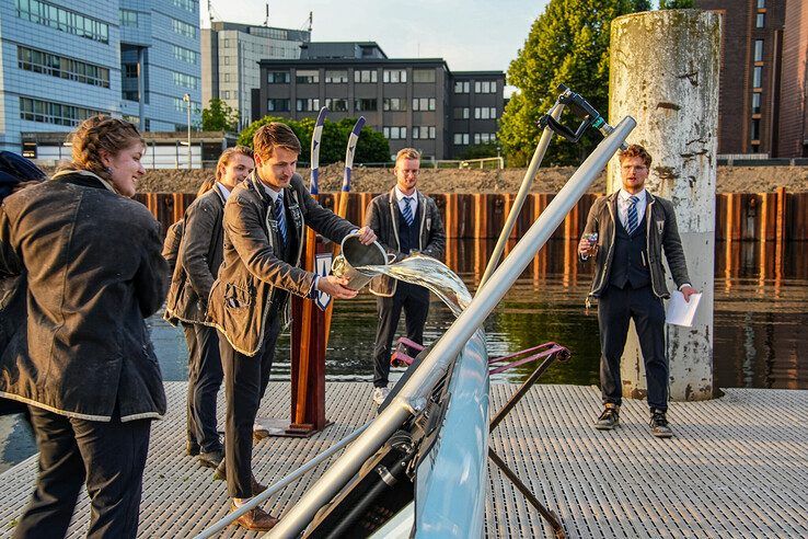 Leden van ZSR Boreas bij de doop van twee nieuwe boten en opening van de ergokelder in Zwolle.