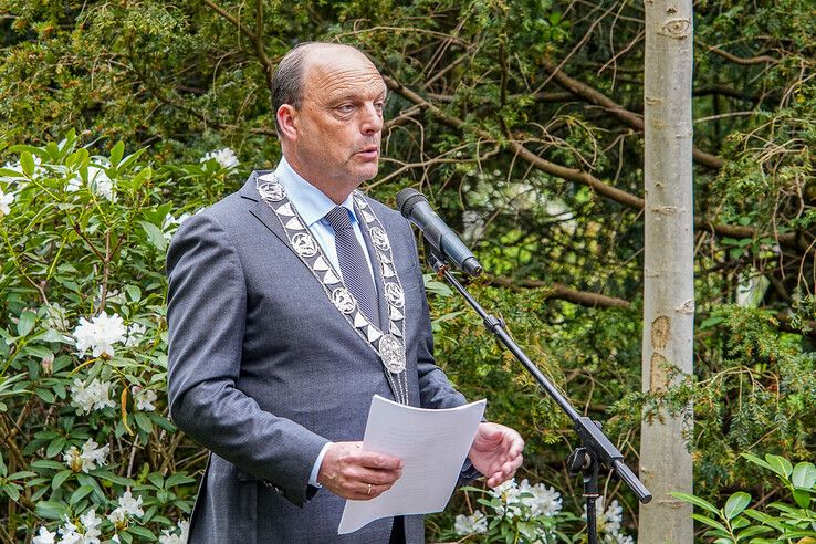 In beeld: Zwolle staat stil bij oorlogsslachtoffers, vanavond centrale herdenking in Ter Pelkwijkpark