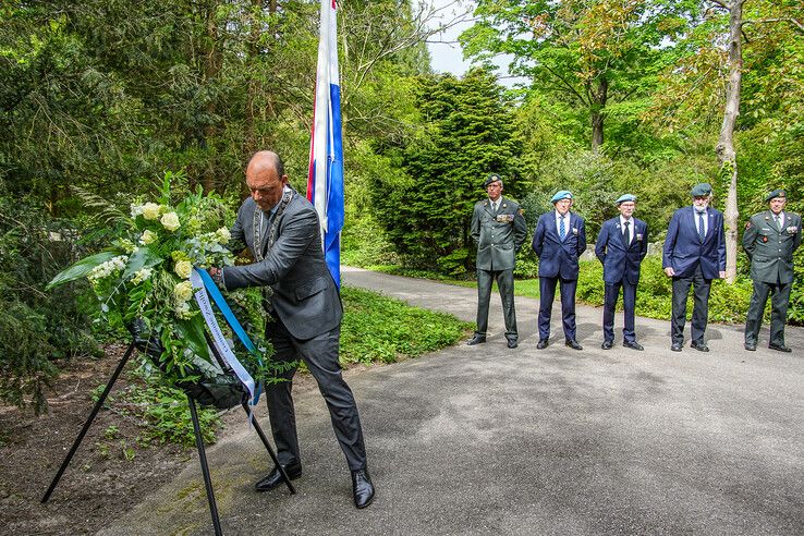 In beeld: Zwolle staat stil bij oorlogsslachtoffers, vanavond centrale herdenking in Ter Pelkwijkpark