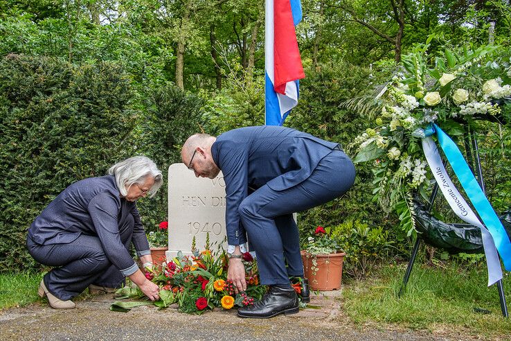 In beeld: Zwolle staat stil bij oorlogsslachtoffers, vanavond centrale herdenking in Ter Pelkwijkpark