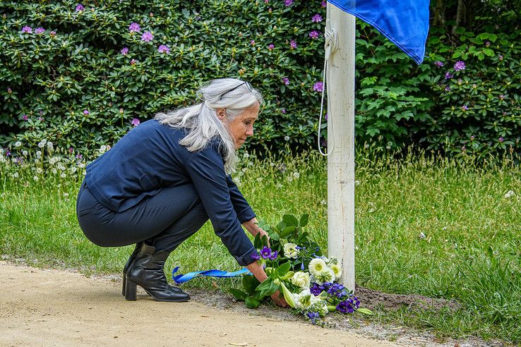 In beeld: Zwolle staat stil bij oorlogsslachtoffers, vanavond centrale herdenking in Ter Pelkwijkpark