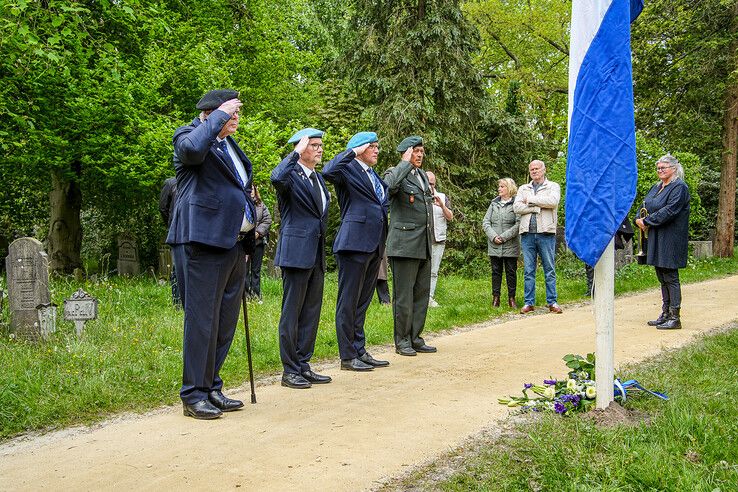 In beeld: Zwolle staat stil bij oorlogsslachtoffers, vanavond centrale herdenking in Ter Pelkwijkpark