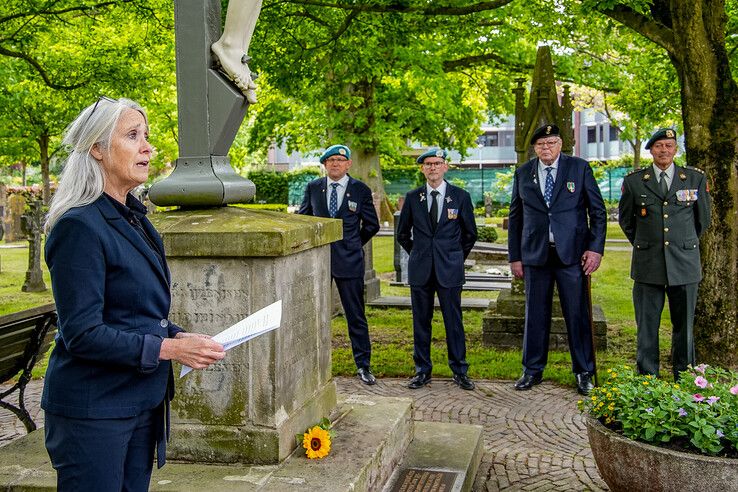 In beeld: Zwolle staat stil bij oorlogsslachtoffers, vanavond centrale herdenking in Ter Pelkwijkpark
