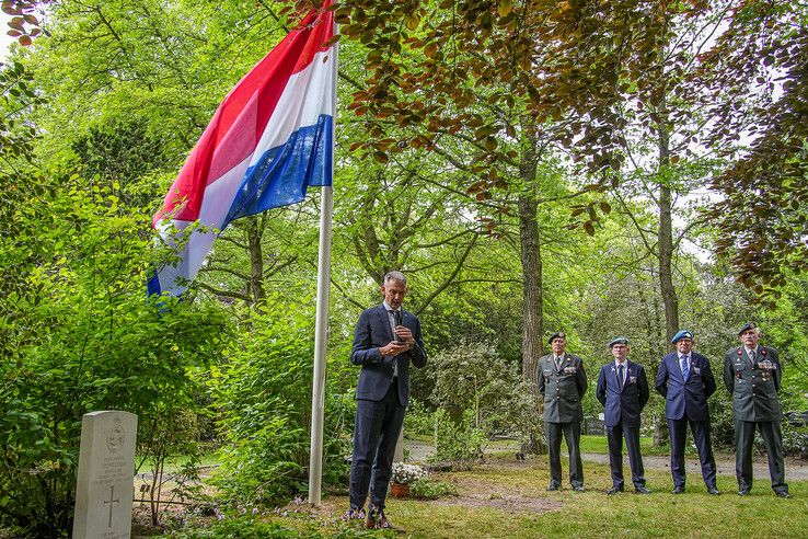 In beeld: Zwolle staat stil bij oorlogsslachtoffers, vanavond centrale herdenking in Ter Pelkwijkpark