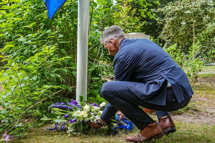 In beeld: Zwolle staat stil bij oorlogsslachtoffers, vanavond centrale herdenking in Ter Pelkwijkpark