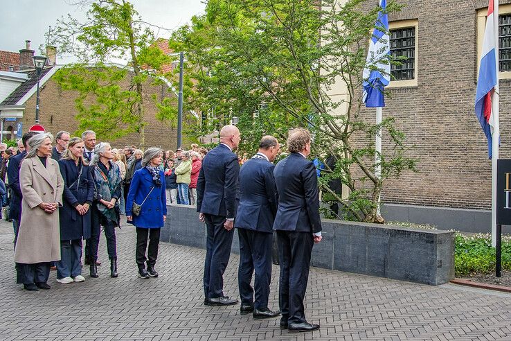De Stille Omgang startte bij het voormalige huis van bewaring, waar de vlaggen halfstok hingen