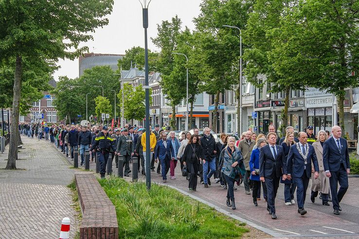 In beeld: Zwolle herdenkt slachtoffers bij oorlogsmonument
