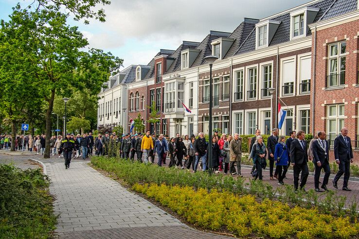 In beeld: Zwolle herdenkt slachtoffers bij oorlogsmonument