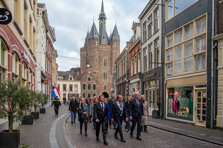 In beeld: Zwolle herdenkt slachtoffers bij oorlogsmonument