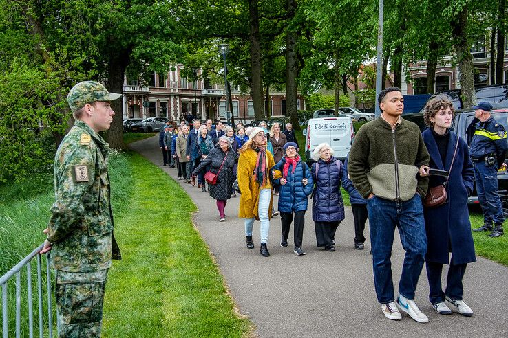 In beeld: Zwolle herdenkt slachtoffers bij oorlogsmonument
