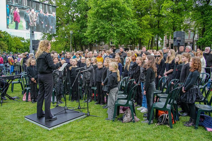 In beeld: Zwolle herdenkt slachtoffers bij oorlogsmonument