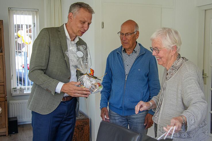 Wethouder Michiel van Willigen op bezoek bij het echtpaar.