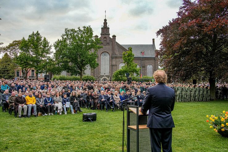 In beeld: Zwolle herdenkt slachtoffers bij oorlogsmonument