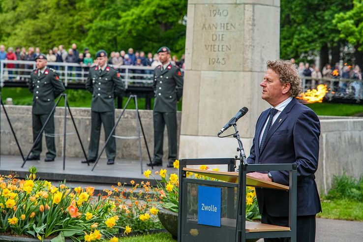 In beeld: Zwolle herdenkt slachtoffers bij oorlogsmonument