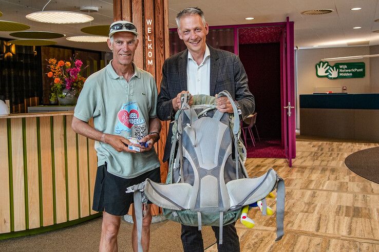 Voor zijn aan kanker overleden vrouw en broers: Frank Boerebach (65) bereikt Zwolle tijdens 3500 km lange wandeltocht