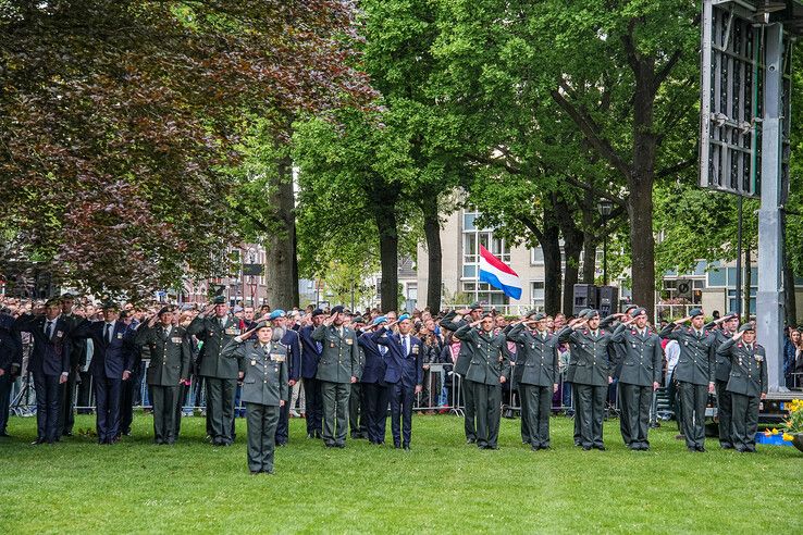 In beeld: Zwolle herdenkt slachtoffers bij oorlogsmonument