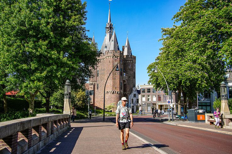 Voor zijn aan kanker overleden vrouw en broers: Frank Boerebach (65) bereikt Zwolle tijdens 3500 km lange wandeltocht