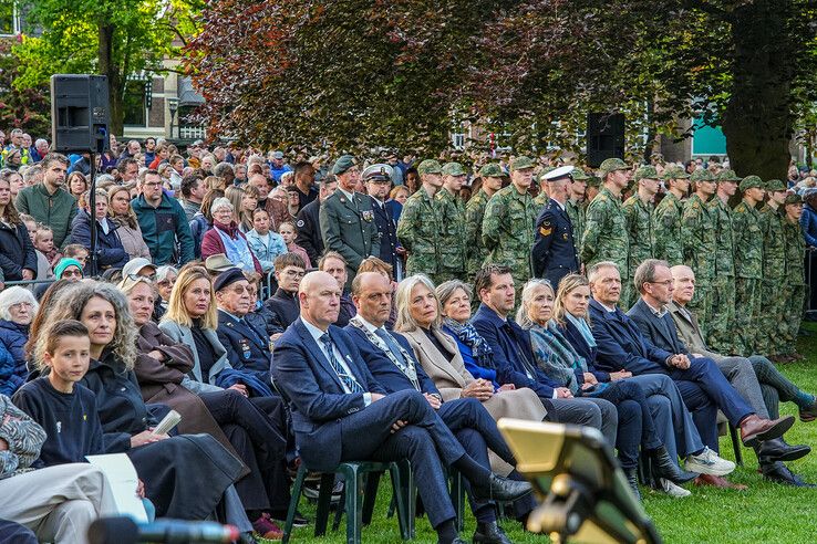 In beeld: Zwolle herdenkt slachtoffers bij oorlogsmonument