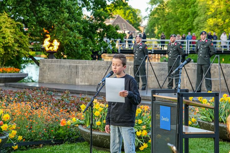 In beeld: Zwolle herdenkt slachtoffers bij oorlogsmonument