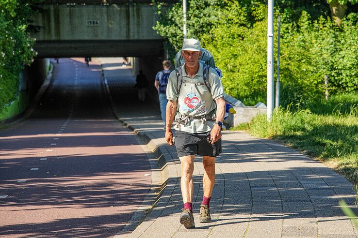 Voor zijn aan kanker overleden vrouw en broers: Frank Boerebach (65) bereikt Zwolle tijdens 3500 km lange wandeltocht