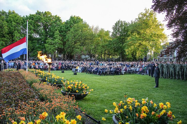 In beeld: Zwolle herdenkt slachtoffers bij oorlogsmonument