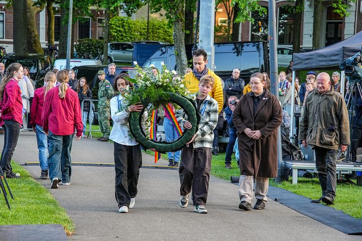 In beeld: Zwolle herdenkt slachtoffers bij oorlogsmonument