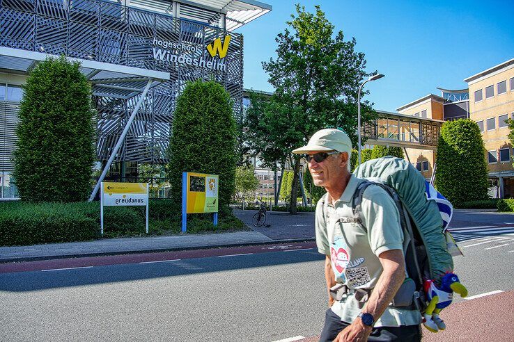 Voor zijn aan kanker overleden vrouw en broers: Frank Boerebach (65) bereikt Zwolle tijdens 3500 km lange wandeltocht