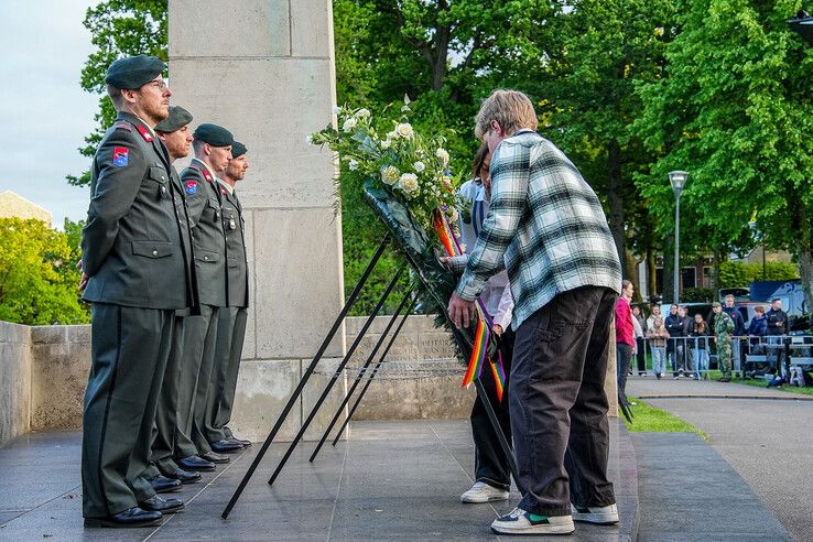 In beeld: Zwolle herdenkt slachtoffers bij oorlogsmonument