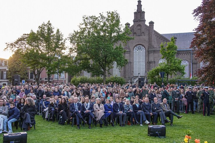 In beeld: Zwolle herdenkt slachtoffers bij oorlogsmonument