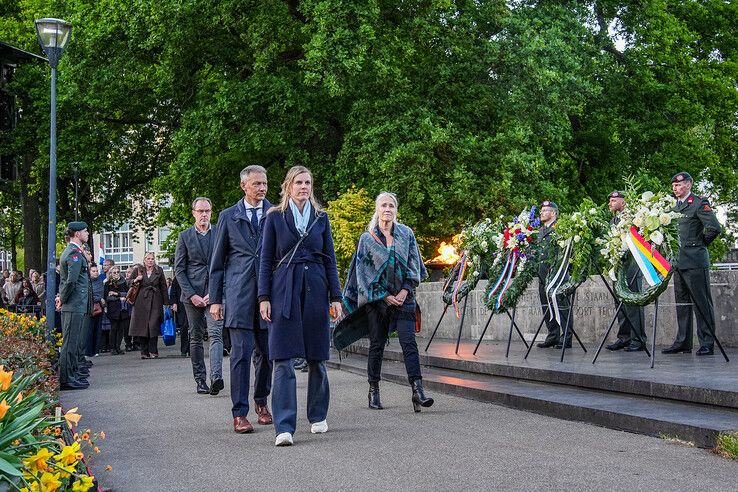 In beeld: Zwolle herdenkt slachtoffers bij oorlogsmonument
