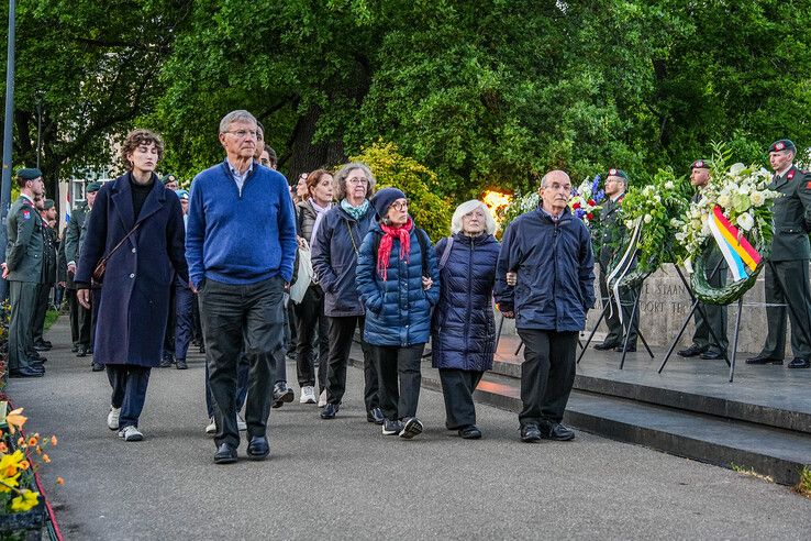 In beeld: Zwolle herdenkt slachtoffers bij oorlogsmonument