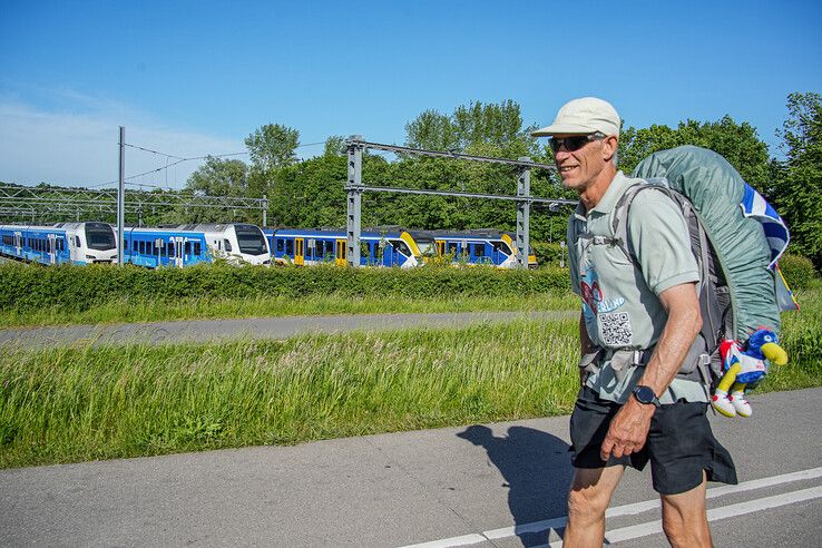 Voor zijn aan kanker overleden vrouw en broers: Frank Boerebach (65) bereikt Zwolle tijdens 3500 km lange wandeltocht