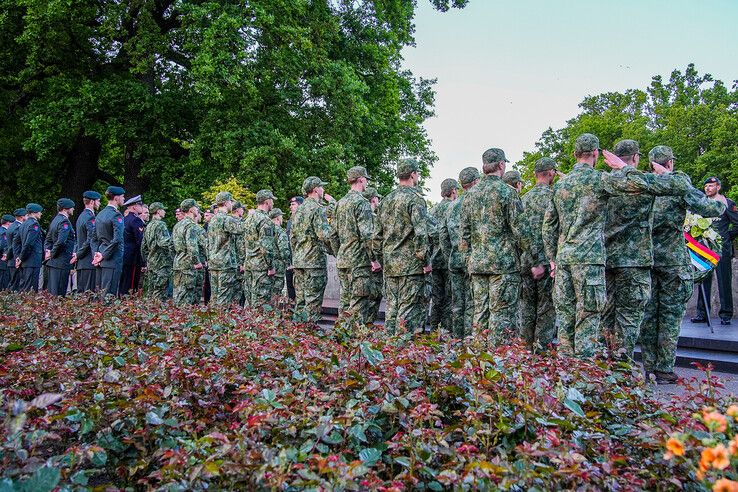 In beeld: Zwolle herdenkt slachtoffers bij oorlogsmonument