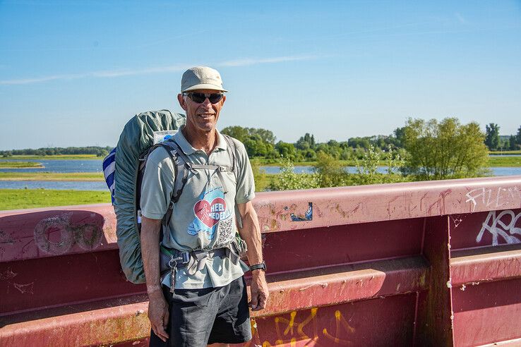 Voor zijn aan kanker overleden vrouw en broers: Frank Boerebach (65) bereikt Zwolle tijdens 3500 km lange wandeltocht