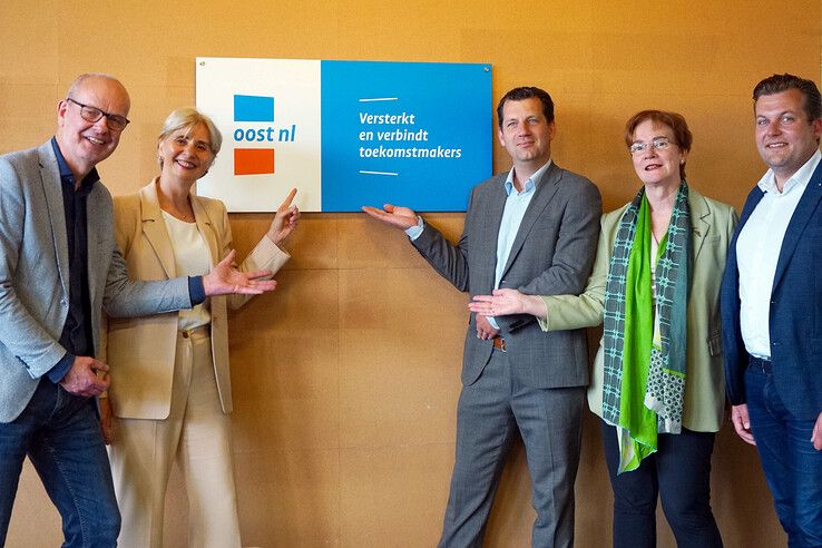 De onthulling van het bord.