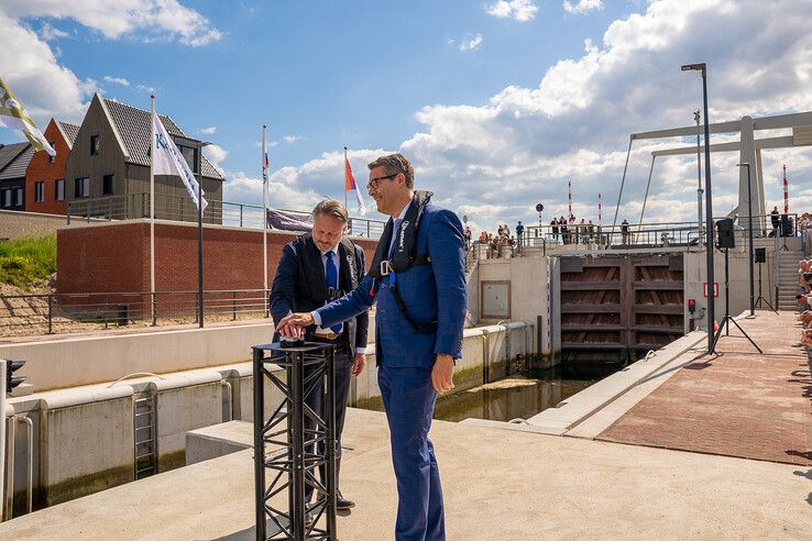 In beeld: Sluis in Reeve heet voortaan Blokhuissluis