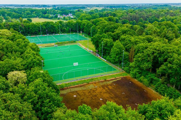 Het oude hockeyveld (op de voorgrond) aan de Hazenakker maakt plaats voor een parkeerterrein in Hattem.