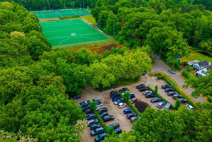De bestaande parkeerplaats aan de Hazenakker, achter de bomenrij ligt het oude hockeyveld.